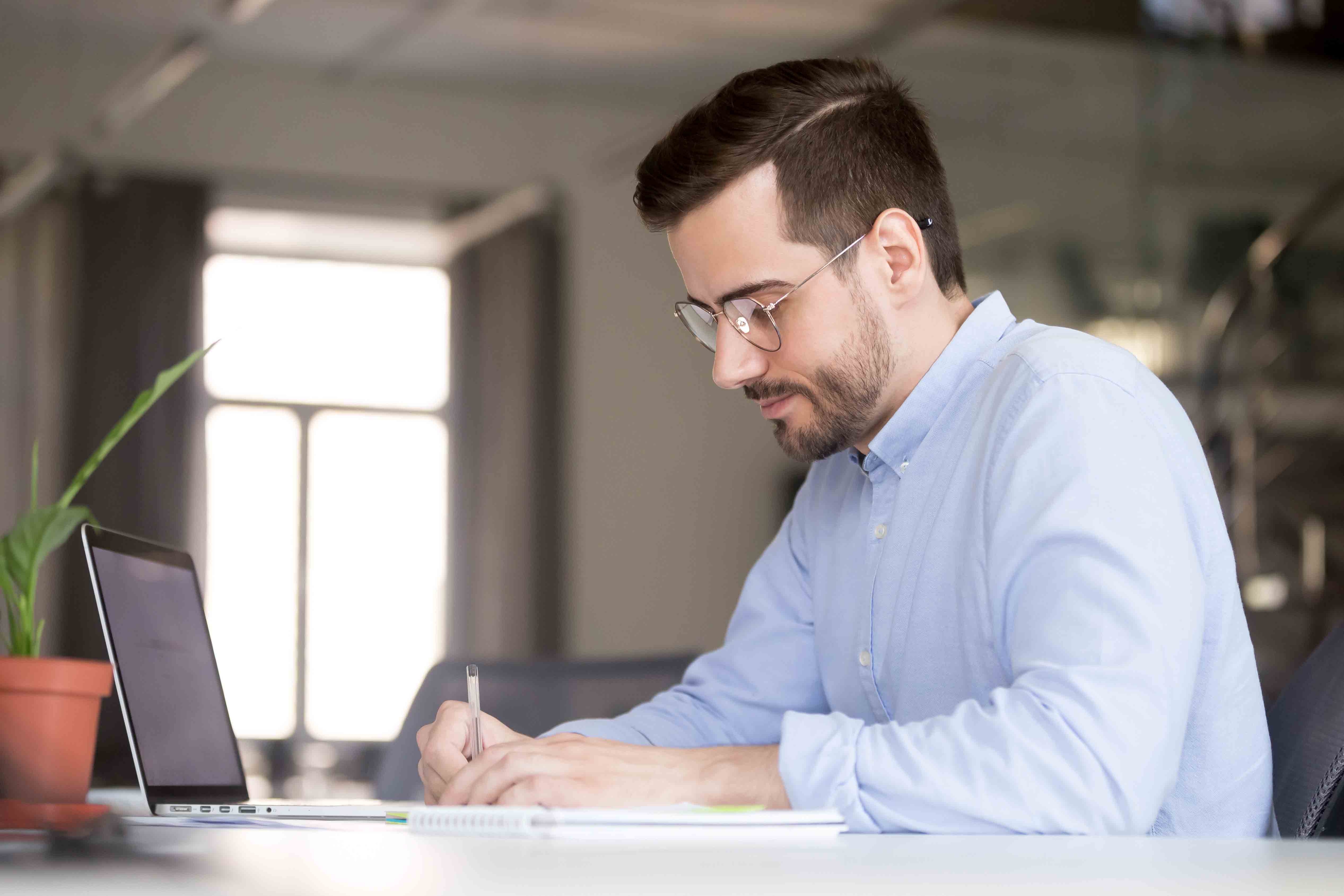 Rédactreur Agelo rédigeant un procès verbale d'assemblée génerale de comité social et économique(CSE)